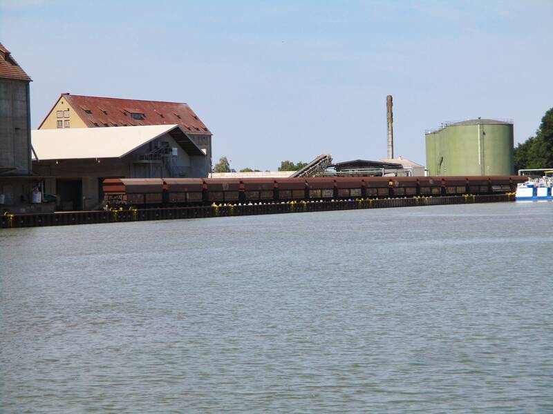Hafen Berenbusch vom Kanal aus gesehen